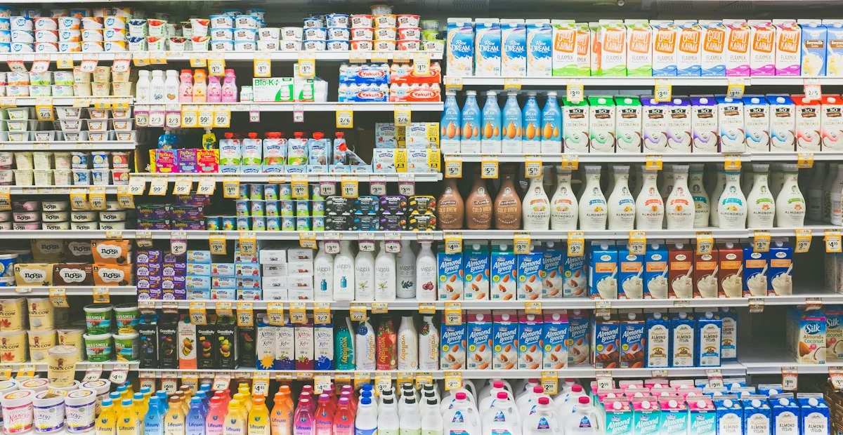 Anaquel de supermercado con productos