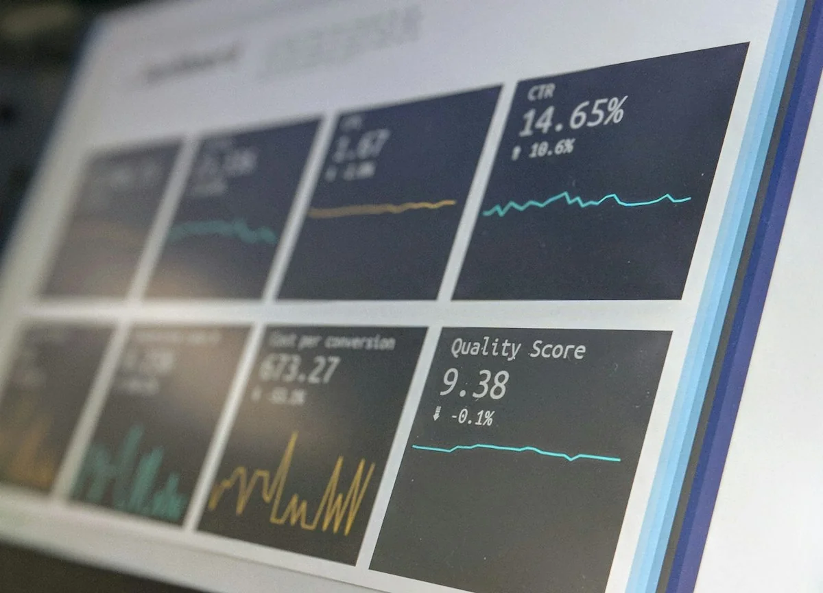 Inteligencia y trayectoria — panel de análisis de datos