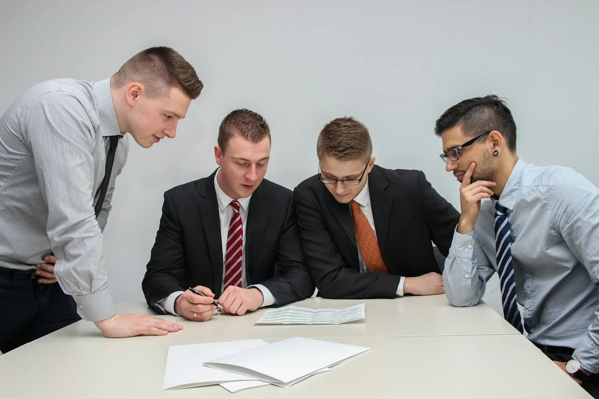 Persona revisando gráficas de propuesta