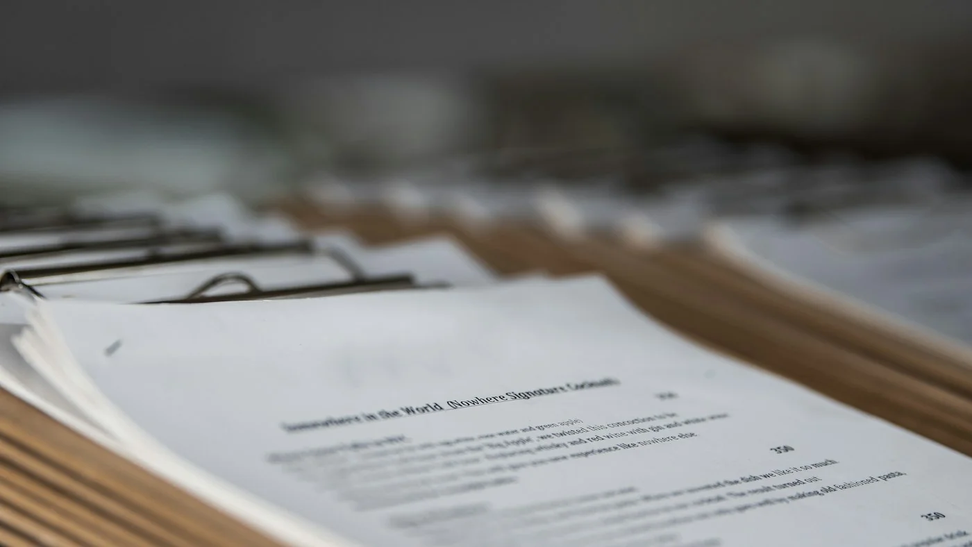 Carpetas y documentos técnicos organizados
