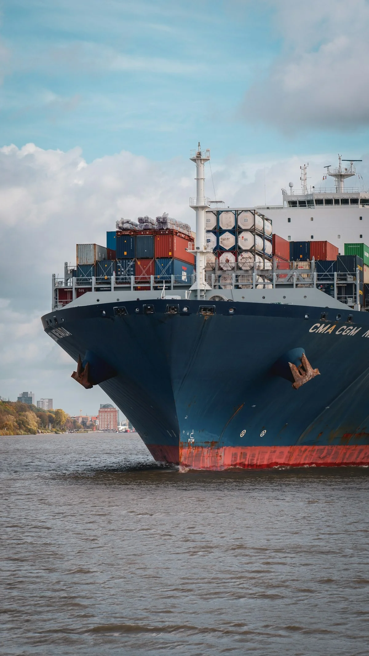 Contenedores de importación en puerto
