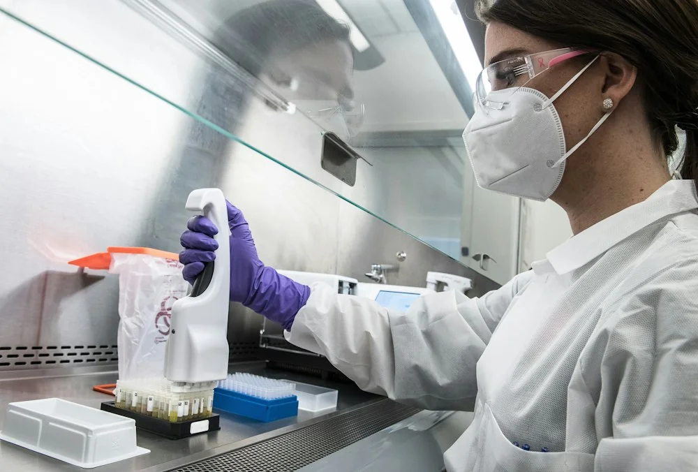 Muestreo y análisis de inocuidad en laboratorio de calidad
